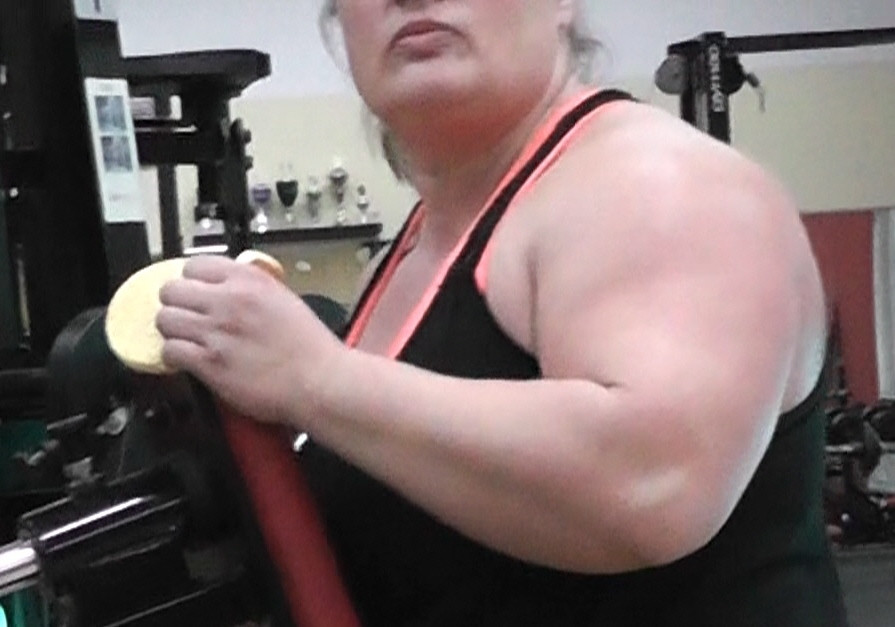 거대한 근육은 여성을 위한 것입니다. 체육관에서 하는 anna konda.