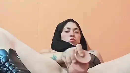 Иранская мусульманская армия играет с огромным дилдо перед дежурной