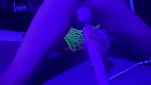 Sexy stiefmutter lässt den club hinter dem rücken des ehemanns gehen