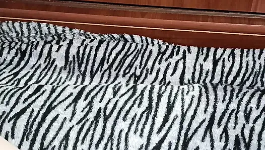 Selbstgedrehte Masturbation Vor Dem Spiegel, Ohne Ihr Höschen Ausziehen