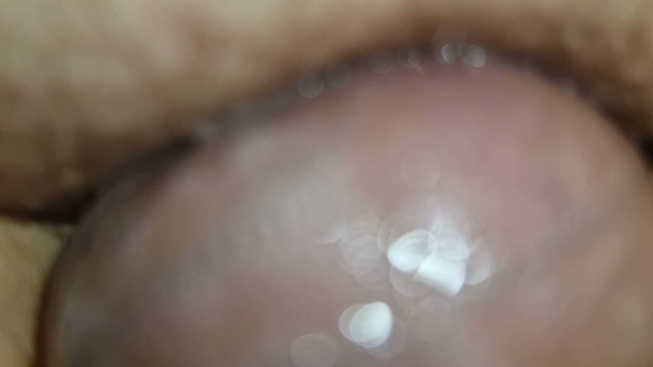 从跨性别女性的视角来看，我自慰射在自己脸上是这样的：

我坐下来或躺下来……