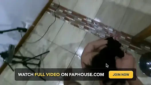 Süßes mädchen wird hydratisiert und in den arsch gefickt