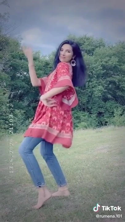 Sexy UK Paki does a Sexy Dance