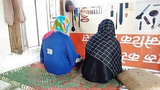 Dvě muslimské studentky v hidžábu mají sex s muslimským chlapcem