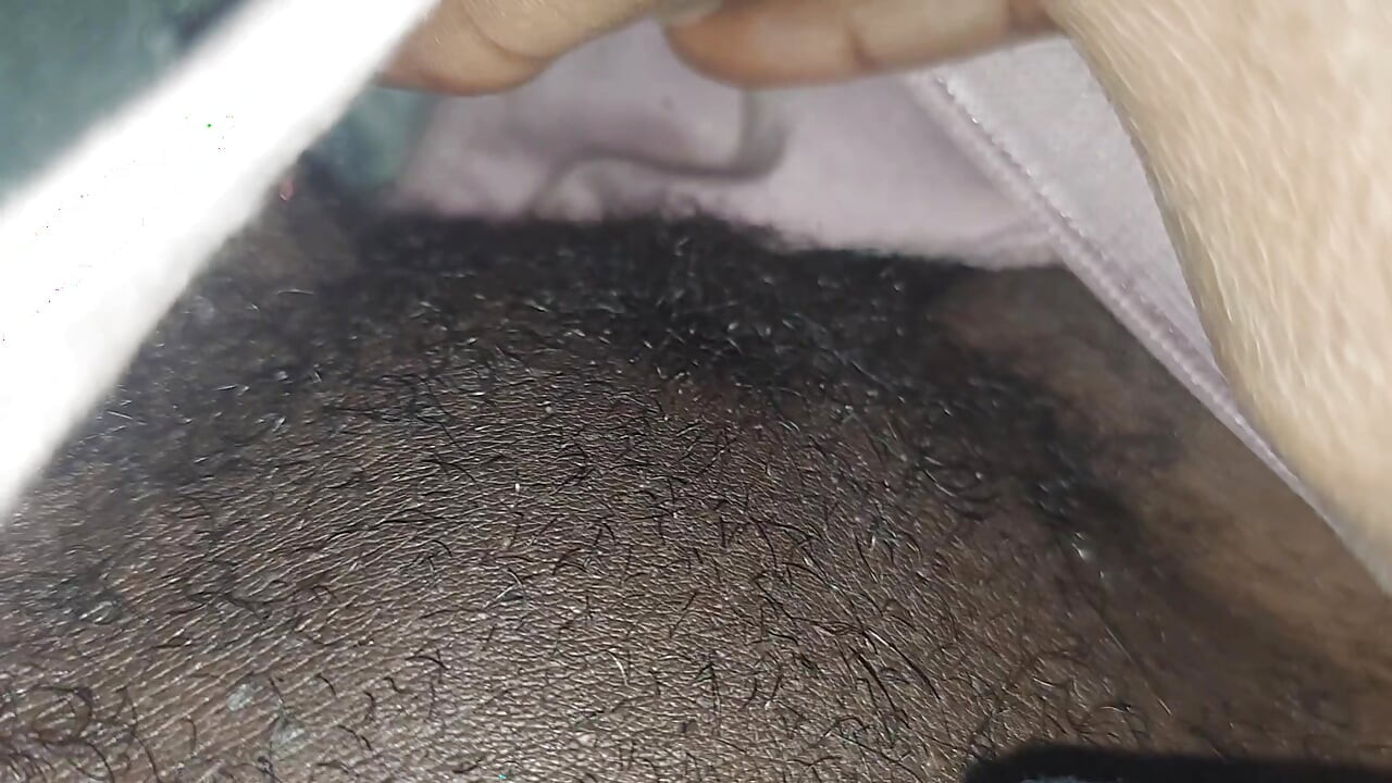 Leker med den våtbarberte fitta mi