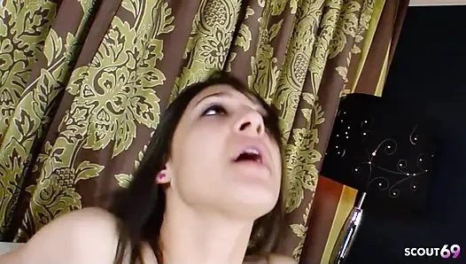 Minyon ve küçük memeli genç Simone Lopez 18 ilk kez büyük beyaz yarakla prezervatifsiz sikişiyor