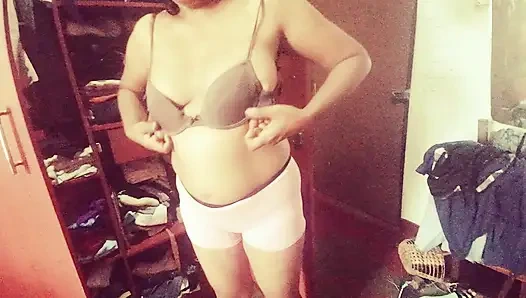 Сексуальная мачеха Tina одевается для своего пасыня