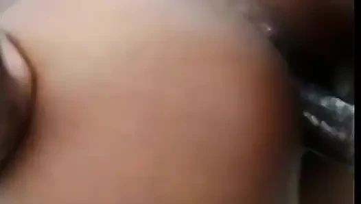 Ateşli genç fahişe ıslak amcığıyla asılı aygırların yüzüne biniyor