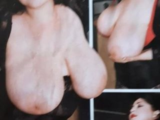 Cumming en una revista porno de grandes tetas