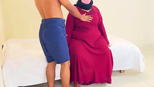 Meniduri ibu mertua muslim gemuk dengan burqa merah & jilbab (bagian-2)