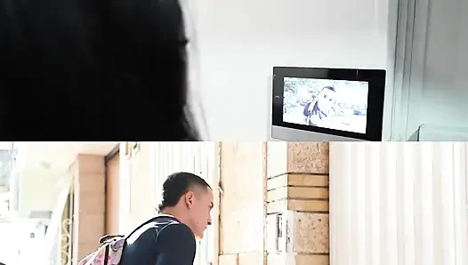 Tesisatçı, hazır göğüslü evin sızıntısını kapatıyor