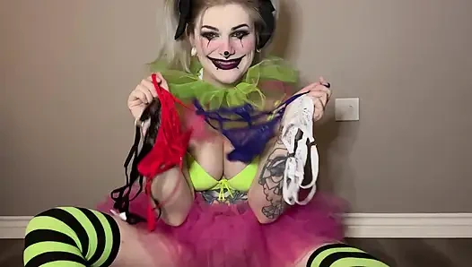 Gadis badut lagi asik masukin memeknya pakai celana dalam