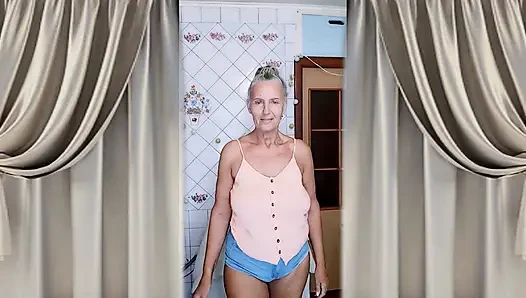 Neşeli yaşlı bayan Lukerya. Çekici ayaklar ve kamerada oyuncu flört ediyor.