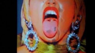 Miley Cyrus cum hołd