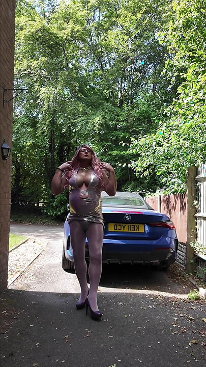 Sexy Crossdresser kellycd2022 v mých lilacových bezešvých punčochách a podpatcích