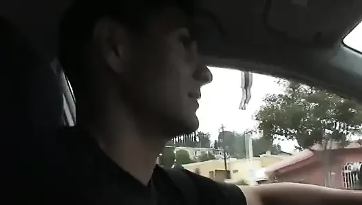 Büyük memeli esmer orta yaşlı seksi kadın iki yarak alıyor ve yüzüne boşalıyor