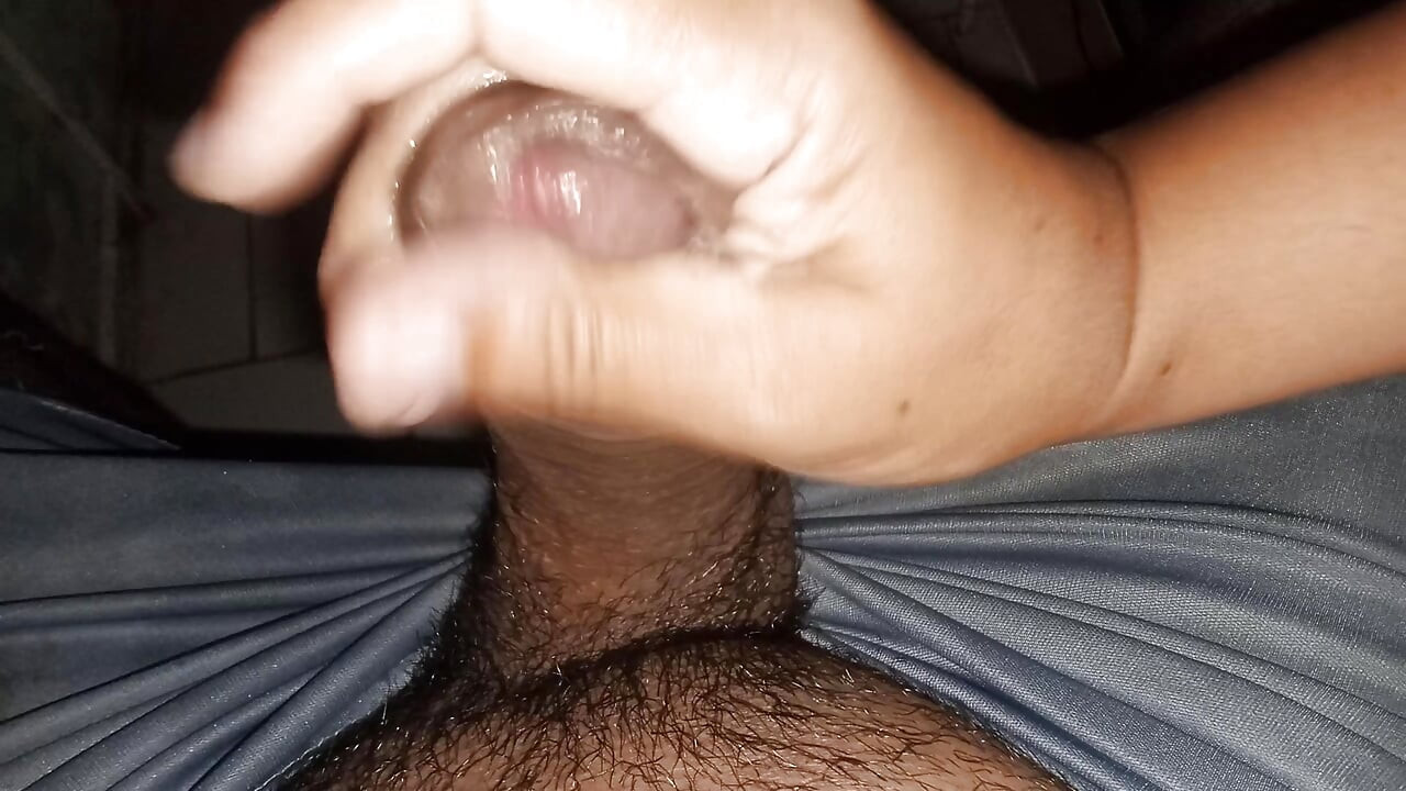 Ma demi-sœur me fait un bon massage relaxant pendant que je travaille de chez moi sur l’ordinateur.