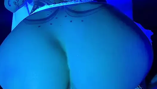 Knackarsch mit perfekter muschi nimmt riesigen dildo und schwanz