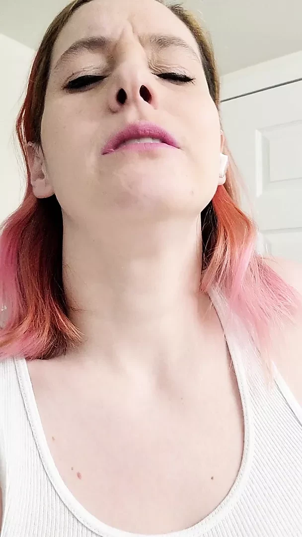 Milf reacts to bullet vibrator