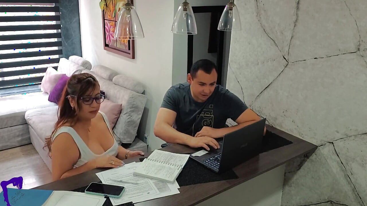 MILF seksi učiteljica me uči i na kraju jebemo žestoko i divlje u nezaboravnom ženskom užitku