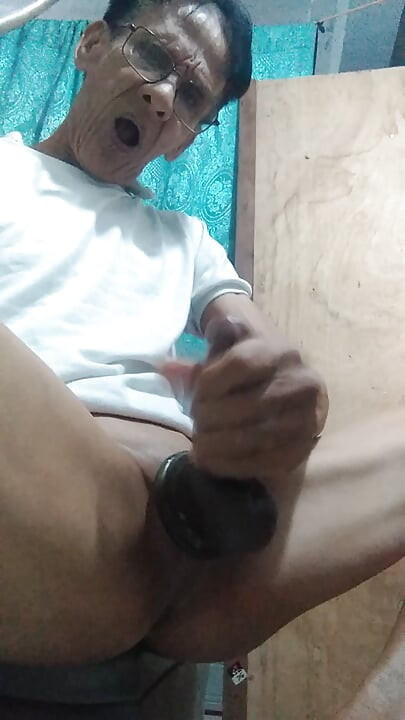 अपनी दो खूबसूरत बीवियों की कल्पना करके खुद को संतुष्ट कर रही हूँ