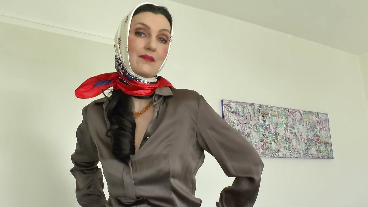 Öğleden sonra başörtüsü denemesi, Lady Victoria Valente