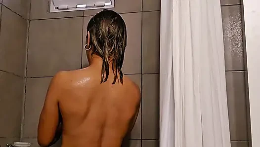 Ich ziehe meine Kleidung aus, dusche und nachdem ich meinen Körper getrocknet habe, trage ich Lotion auf.