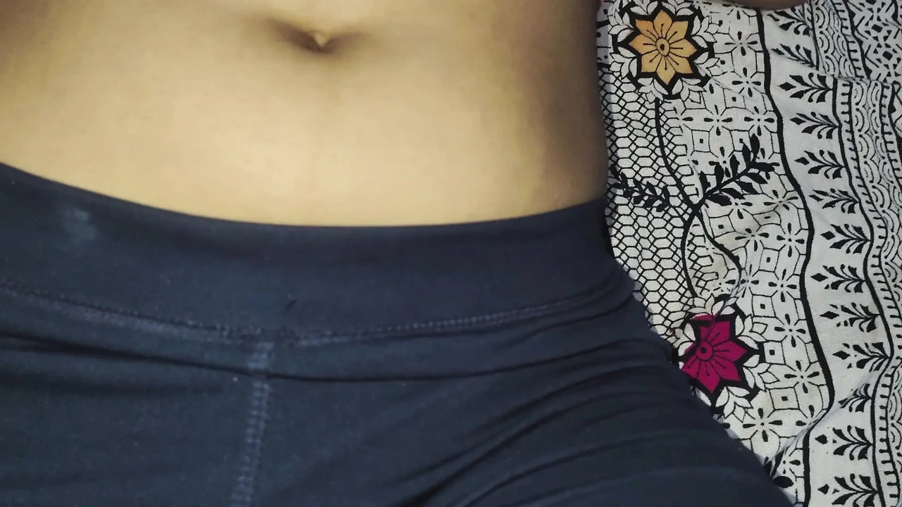 德西女大学生喜欢弄湿她们饥渴的阴户和男友的粗暴性爱