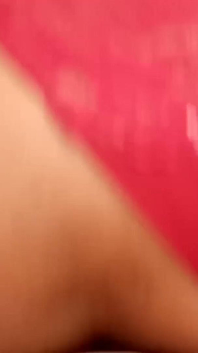 bruneta se așază pe o pulă cu fundul ei uriaș până când bărbatul ei ejaculează în curul ei | Clip 1
