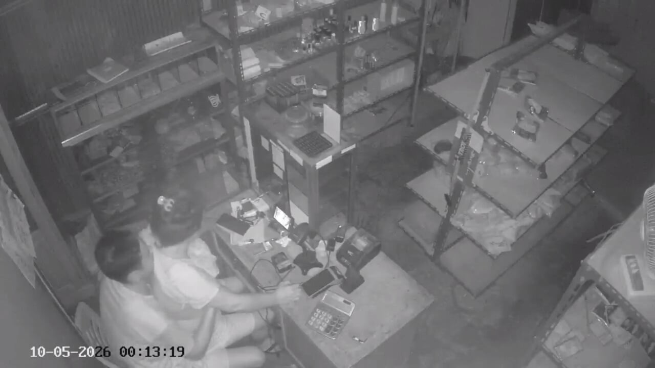 Cheating in a dark place with an ex-girlfriend, it turns out that there is a hidden camera.
