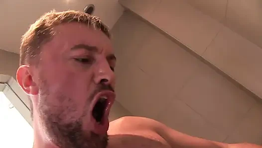 Seks mandi intens dengan si pirang toket besar