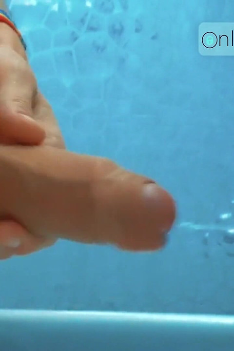 熱いデート中にブルーボールが出た。バスルームでの大量の控えめな精液