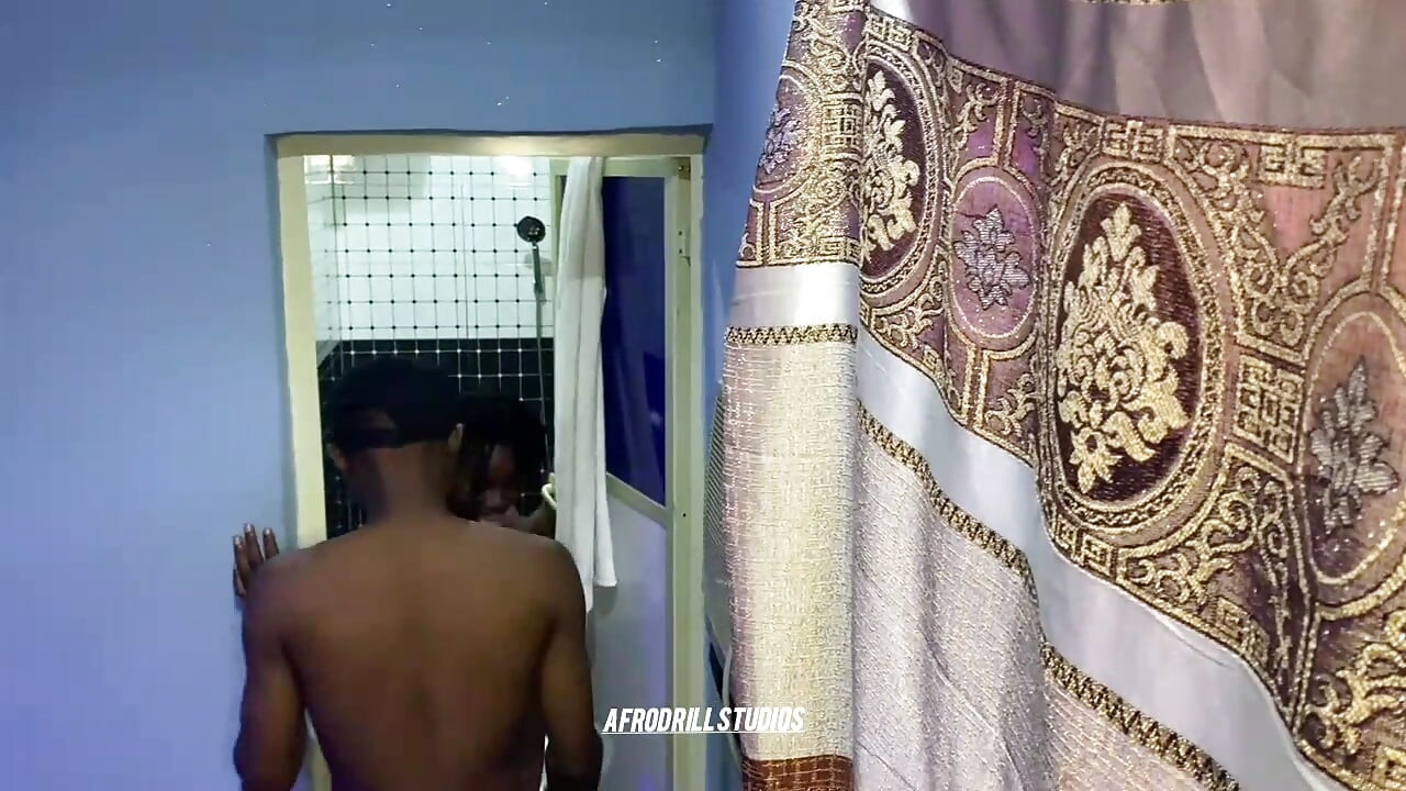 Gateman pego assistindo casa menina tomar banho, em seguida, fodido e gozada interna dela apertada