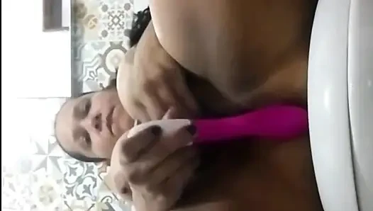 Kolombiyalı orta yaşlı seksi kadın orgazm olana kadar küçük vibratörüyle mastürbasyon yapıyor