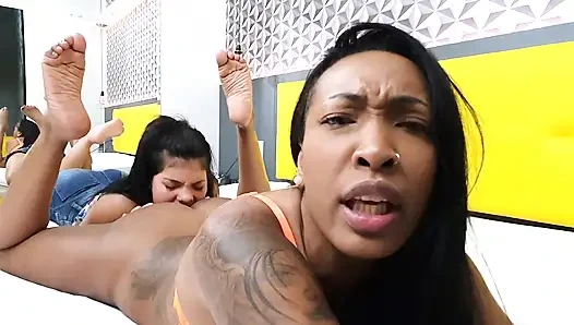 Membujuk gadis polos dengan ciuman antar ras dan jilat pantat keras