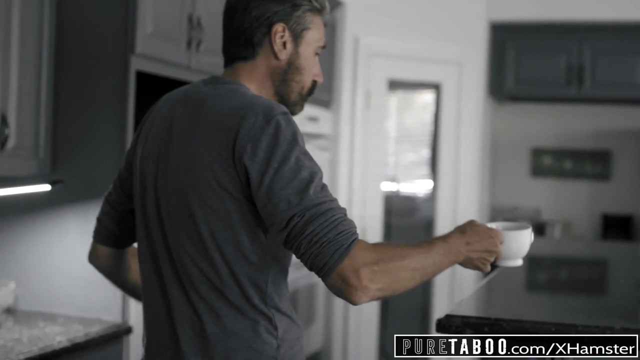 純粋なタブーティーン痴女Emily WillisがStepdadでスパンキング＆中出し