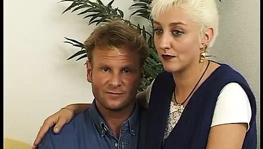 Blonde reife schlampe von casting-agent mit dildo gefickt