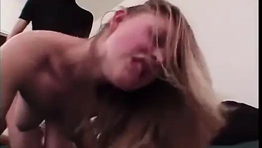 Teenie-hottie hat ihre orgasmen
