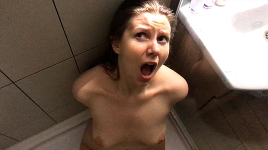 Eine sexy, langhaarige, gefesselte MILF wird in der dusche mit milch übergedehnt und in den mund gefickt - Lovessie
