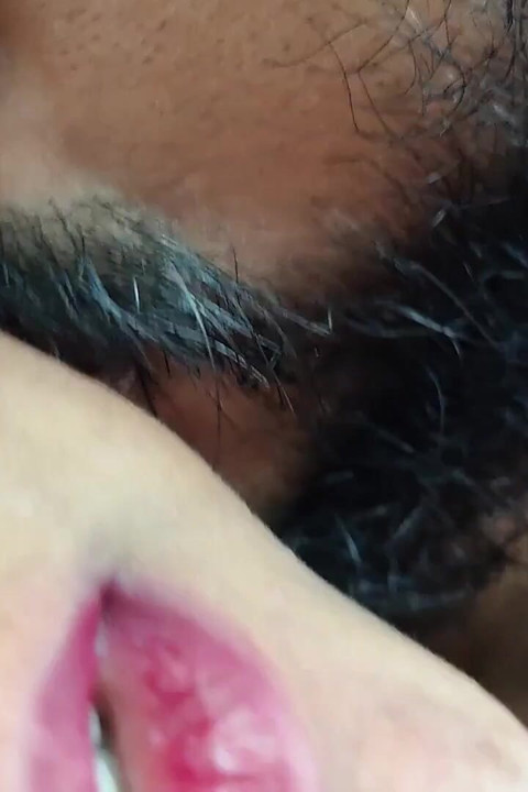 Jilat memek dan jilat memek dan jilat memek si cewek nakal ini sampai dia mengerang keenakan