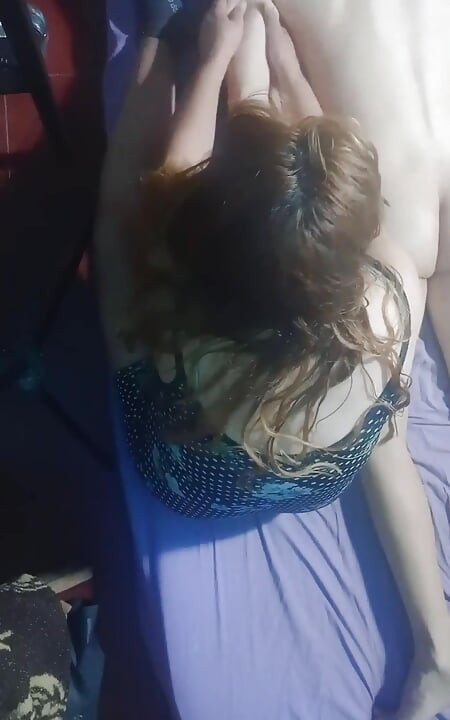Vestido curto e mãos mágicas no colchão