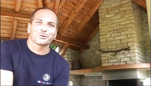Грудастую милфу-блондинку в очках трахнули двойным проникновением