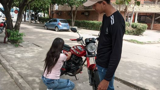 MI NUEVA AMIGA DE LA UNIVERSIDAD ME ESTABA AYUDANDO A ARREGLAR LA MOTO Y ME COBRO CON SEXO