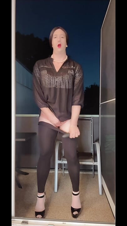 Sissy zadirkuje i jaše dildo na balkonu