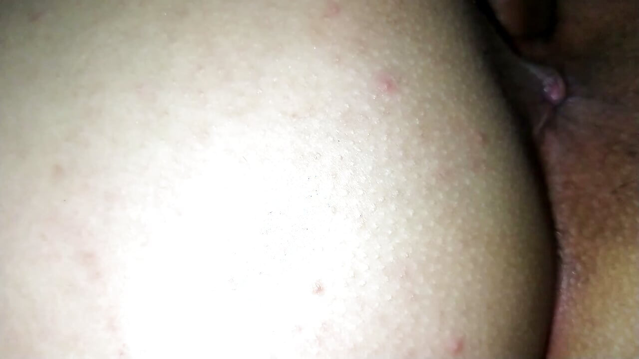 o pula mare și neagră să-mi satisfacă pizda în timp ce soțul meu cuckold lucrează