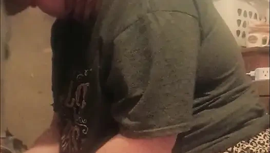 Skyebay'ın gırtlağına kadar sikişiyor