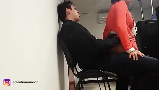 Meine sekretärin kann sich nicht zurückhalten und bittet mich um sex im büro.