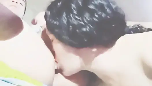 Üvey anne ve üvey oğul - üvey anne götünü yalayarak ve yarağına mastürbasyon yaparak üvey oğlunu memnun ediyor!