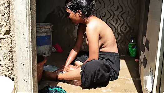 Meri girlfriend kapde nahi hai  aur main nahane ja raha tha