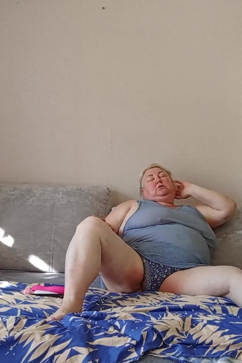 הכוס הגדול והשעיר של השכנה משתוקק לזין גדול וקשה